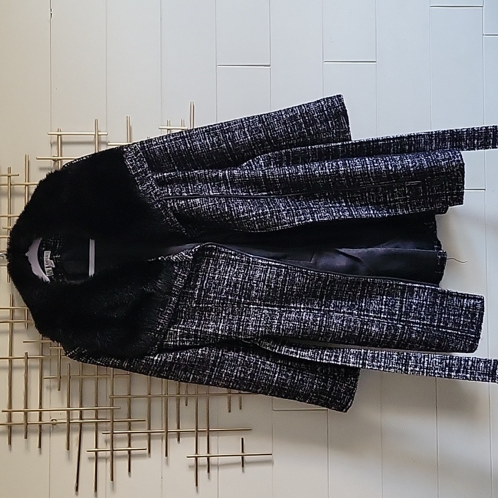 Black and white Via Spiga coat with faux fur size Medium